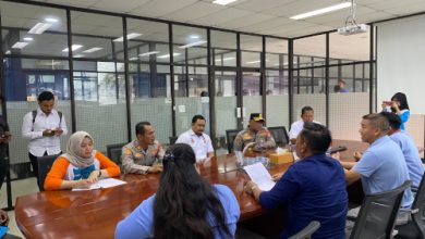 Kapolres Serang, AKBP Condro Sasongko damaikan protes karyawan PT Lung Cheong Brother. Foto: Yono