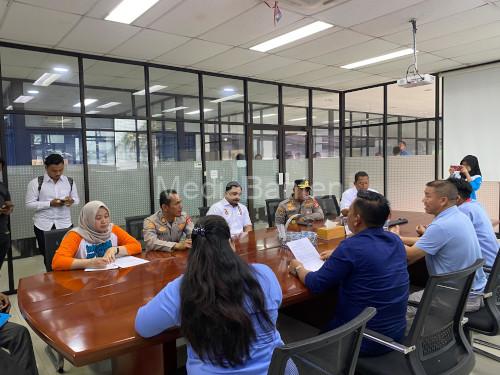 Kapolres Serang, AKBP Condro Sasongko damaikan protes karyawan PT Lung Cheong Brother. Foto: Yono