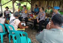 Kapolres Serang, AKBP Condro Sasongko bersiltaruhmai dengan Kelompok Tani Indah Tani. Foto Yono