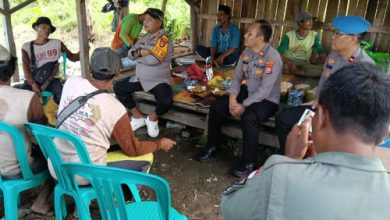 Kapolres Serang, AKBP Condro Sasongko bersiltaruhmai dengan Kelompok Tani Indah Tani. Foto Yono