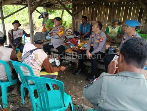 Kapolres Serang, AKBP Condro Sasongko bersiltaruhmai dengan Kelompok Tani Indah Tani. Foto Yono