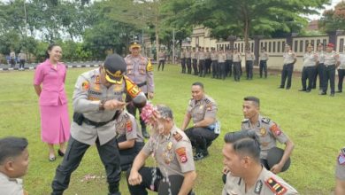 Kapolres Serang, AKBP Condro Sasongko dalam upacara kenaikan pangkat. Foto Yono