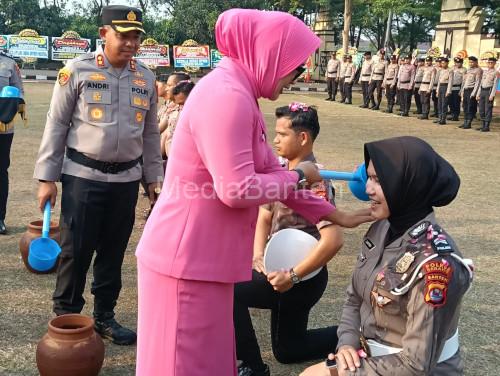 Upacara kenaikan pangkat rebuler yang dipimpin Kapolres Serang, AKBP Andri Kurniwawan. foto Yono