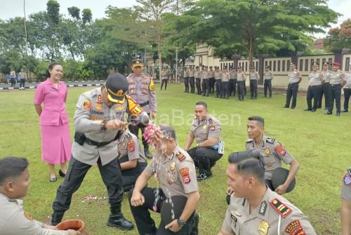 Kapolres Serang, AKBP Condro Sasongko dalam upacara kenaikan pangkat. Foto Yono