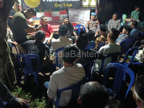 Kapolres Serang, AKBP Condro Sasongko berdialog dengan warga. Foto: Yono