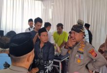 Kapolres Serang, AKBP Condro Sasongko saksikan khitanan massal. Foto: Yono