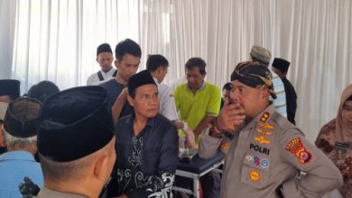 Kapolres Serang, AKBP Condro Sasongko saksikan khitanan massal. Foto: Yono