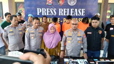 Kapolres Serang, AKBP Condro Sasongko dalam koferensi pers. Foto: Yono