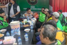 Kapolres Serang, AKBP Andri Kurniawan bersama komunitas ojek online. foto Yono