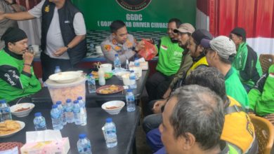 Kapolres Serang, AKBP Andri Kurniawan bersama komunitas ojek online. foto Yono
