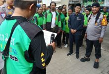 Kapolres Serang, AKBP Condro Sasongko bersama komunitas ojek online. Foto Yono