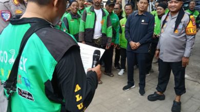 Kapolres Serang, AKBP Condro Sasongko bersama komunitas ojek online. Foto Yono
