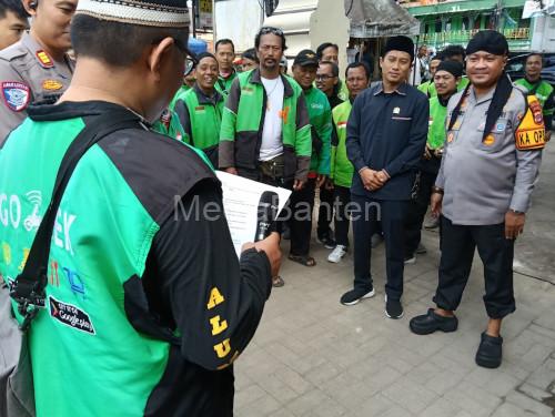 Kapolres Serang, AKBP Condro Sasongko bersama komunitas ojek online. Foto Yono