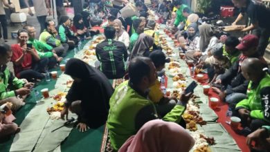 200 pengojek online bersama istri makan bersama Kapolres Serang, AKBP Condro Sasongko. Foto Yono