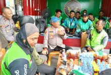 Kapolres Serang, AKBP Condro Sasongko ngariung bersama pengojek online. Foto Yono