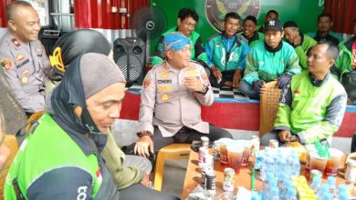 Kapolres Serang, AKBP Condro Sasongko ngariung bersama pengojek online. Foto Yono