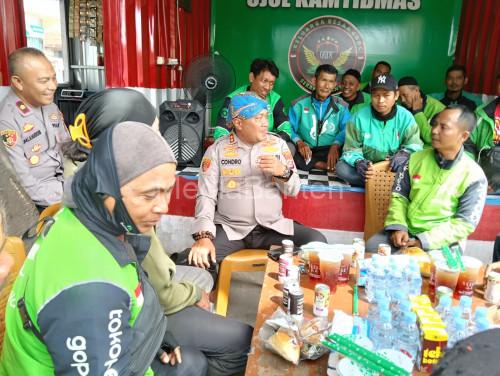 Kapolres Serang, AKBP Condro Sasongko ngariung bersama pengojek online. Foto Yono