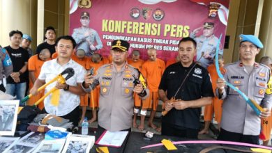 Kapolres Serang, AKBP Condro Sasongko dalam konferensi pers soal pelaku kejahatan. Foto: Yono