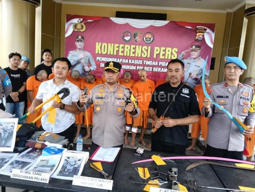 Kapolres Serang, AKBP Condro Sasongko dalam konferensi pers soal pelaku kejahatan. Foto: Yono