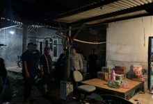 Kapolres Serang, AKBP Condro Sasongko menyerahkan bantuan ke korban kebakaran. Foto Yono