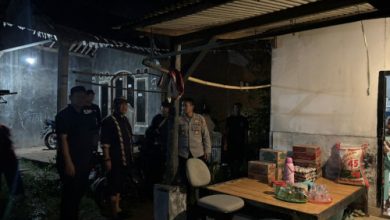 Kapolres Serang, AKBP Condro Sasongko menyerahkan bantuan ke korban kebakaran. Foto Yono