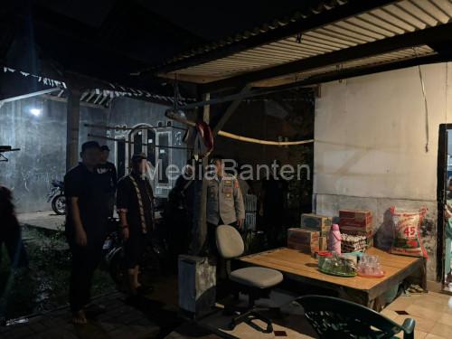 Kapolres Serang, AKBP Condro Sasongko menyerahkan bantuan ke korban kebakaran. Foto Yono