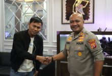 Wartawan korban pencurian kambing bersama Kapolres Serang, AKBP Condro Sasongko. Foto: Yono