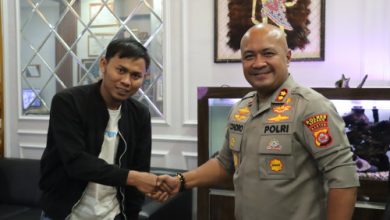 Wartawan korban pencurian kambing bersama Kapolres Serang, AKBP Condro Sasongko. Foto: Yono