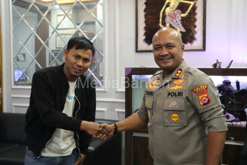 Wartawan korban pencurian kambing bersama Kapolres Serang, AKBP Condro Sasongko. Foto: Yono