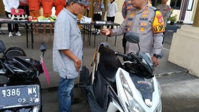 Kapolres Serang, AKBP Condro Sasongko mengembalikan motor yang dicuri ke pemiliknya. Foto: Yono