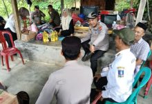 Kapolres Serang, AKBP Condro Sasongko mengunjungi Kosim, korban kebakaran rumah di Mekar Baru. Foto Yono