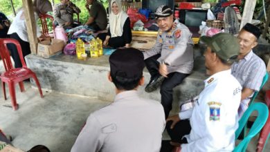 Kapolres Serang, AKBP Condro Sasongko mengunjungi Kosim, korban kebakaran rumah di Mekar Baru. Foto Yono