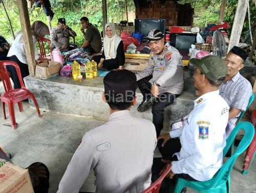 Kapolres Serang, AKBP Condro Sasongko mengunjungi Kosim, korban kebakaran rumah di Mekar Baru. Foto Yono
