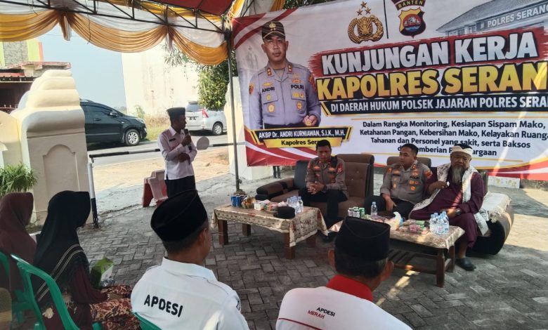 Kapolres Serang, AKBP Andri Kurniawan saat bersilaturahmi dengan warga Kecamatan Tanara. Foto Yono