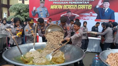 Acara masak dan makan besar soto tangkar di Polres Serang. Foto: Yono