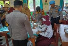 Kapolres Serang, AKBP Condro Sasongko dan wartawan membagikan makan siang bergizi. Foto: Yono