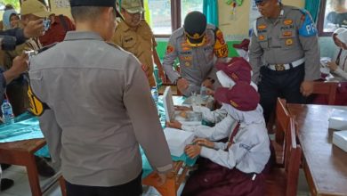 Kapolres Serang, AKBP Condro Sasongko dan wartawan membagikan makan siang bergizi. Foto: Yono