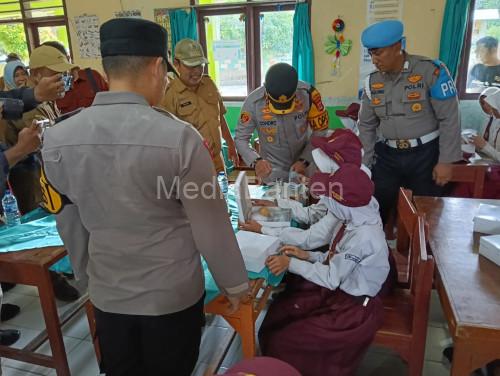 Kapolres Serang, AKBP Condro Sasongko dan wartawan membagikan makan siang bergizi. Foto: Yono