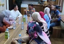 Kapolres Serang, AKBP Condro Sasongko mediasi pemotongan dana usaha ekonomi di Jawilan. Foto Yono