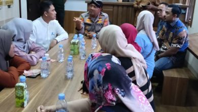 Kapolres Serang, AKBP Condro Sasongko mediasi pemotongan dana usaha ekonomi di Jawilan. Foto Yono