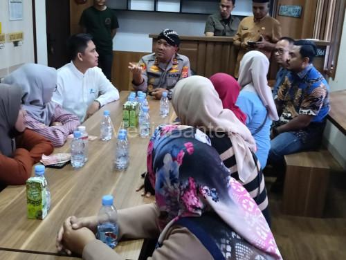 Kapolres Serang, AKBP Condro Sasongko mediasi pemotongan dana usaha ekonomi di Jawilan. Foto Yono