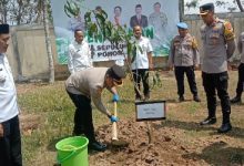 Kapolres Serang, AKBP Wiwin Setiawan menanam pohon. Foto: Yono