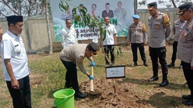 Kapolres Serang, AKBP Wiwin Setiawan menanam pohon. Foto: Yono