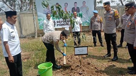 Kapolres Serang, AKBP Wiwin Setiawan menanam pohon. Foto: Yono