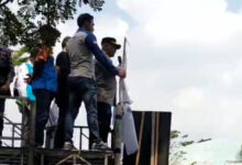 Kapolres Serang, AKBP Condro Sasongko di atas mobil komando pendemo. Foto: Yono