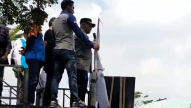 Kapolres Serang, AKBP Condro Sasongko di atas mobil komando pendemo. Foto: Yono