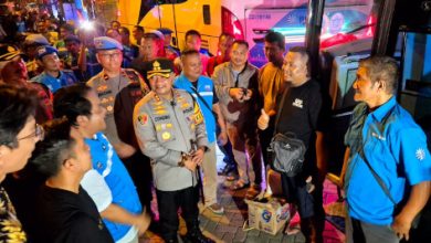 Kapolres Serang, AKBP Condro Sasongko melepas 8.000 karyawan PT Nikomas yang mudik gratis. Foto: Yono