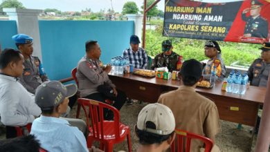 Kapolres Serang, AKBP Condro Sasongko bersilaturahmi denga Nelayan Tanara. Foto: Yono