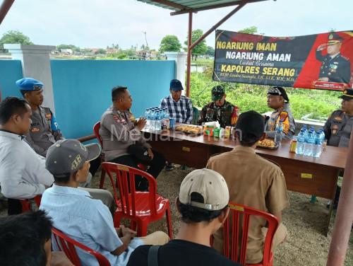 Kapolres Serang, AKBP Condro Sasongko bersilaturahmi denga Nelayan Tanara. Foto: Yono