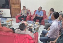 Kapolres Serang, AKBP Andri Kurniawan ngeriung bersama buruh ASPSB Kabupaten Serang. Foto Yono
